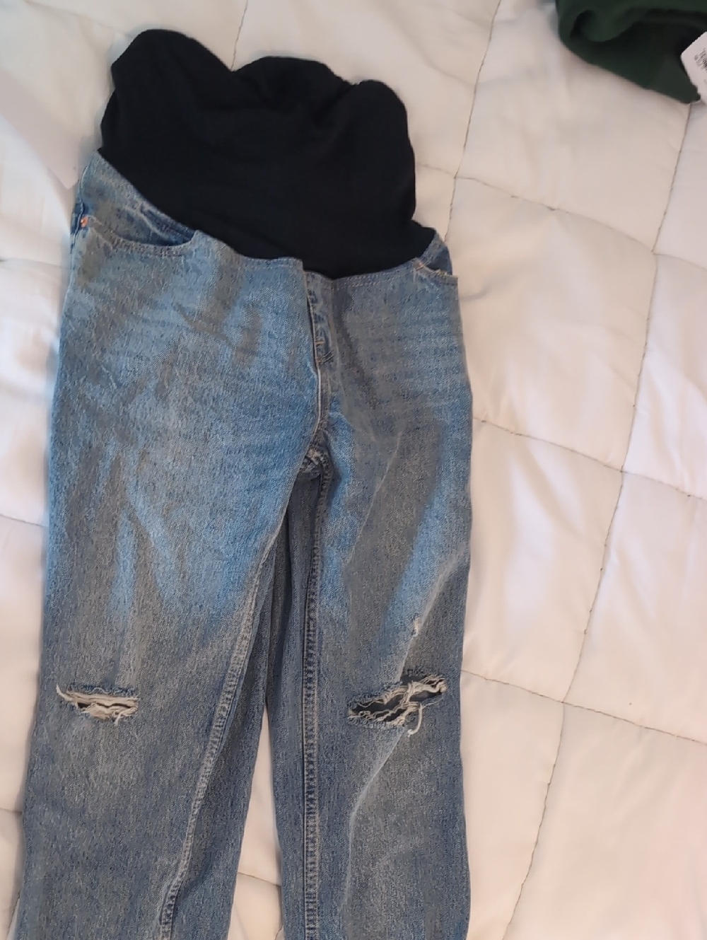 NEW With Tag Women’s Maternity Medium Blue Distressed Jeans  Size 4  (Xs?)